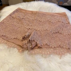 Leith Lace Shorts 🩳 in Tan sz m